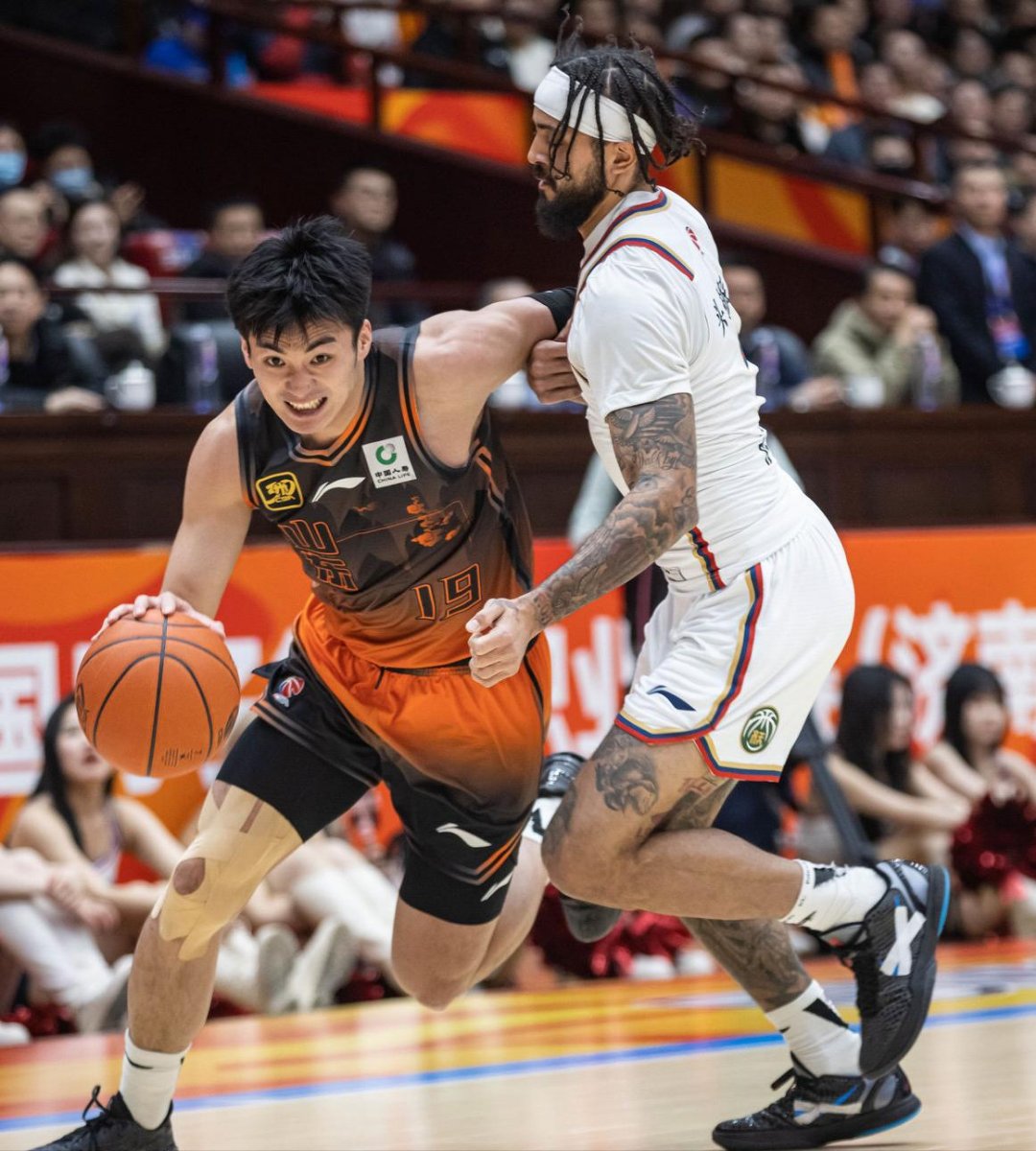 清晨CBA常规赛传出新动向；本菲卡远射贴柱；管理层表态：气氛紧张；球队文化再被提及(足球国足开除奖励远射必进卡叶辰笔趣阁)