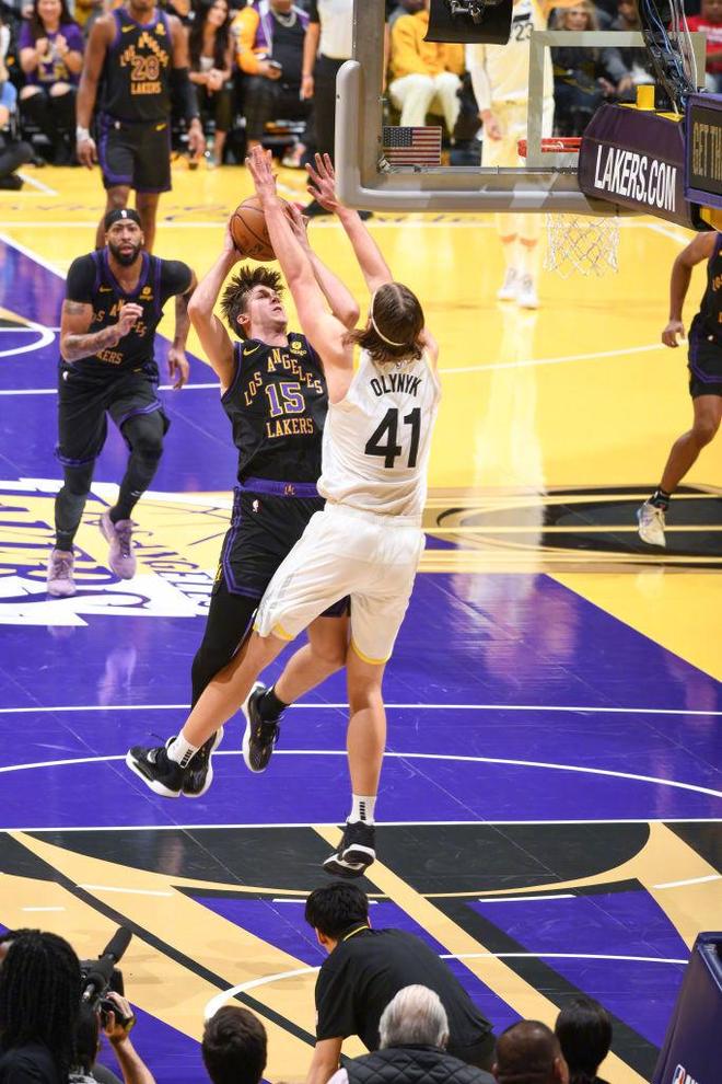 J9九游会-关于今晨洛杉矶湖人造点机会——NBA常规赛节点到来，气氛紧张，身体对抗强度拉满的信息